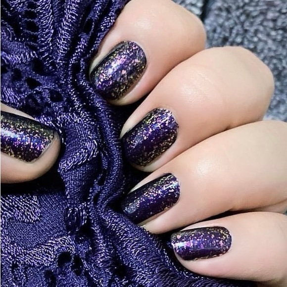 Color Street - Flake My Day a bold deep eggplant, with lilac to gold fragments - Picture 1 of 9